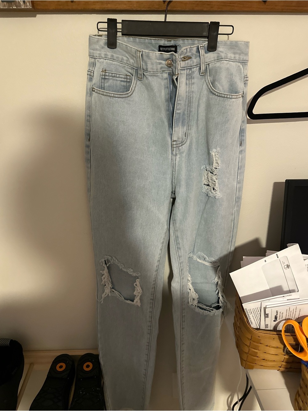 Pretty Little Thing- size 6 Light Wash Distressed Women’s Jeans